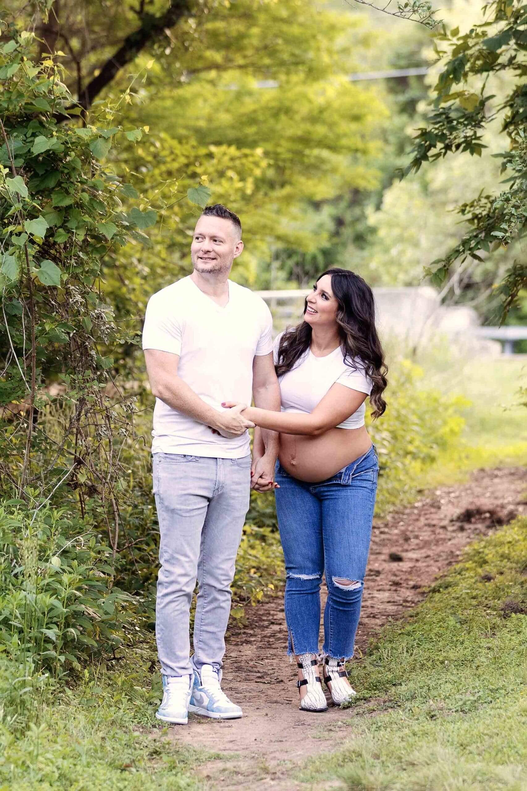 Maternity photo shoot ideas outdoors